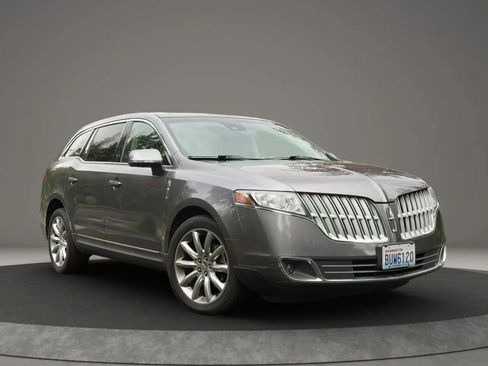 Used 2010 Lincoln MKT AWD image 3