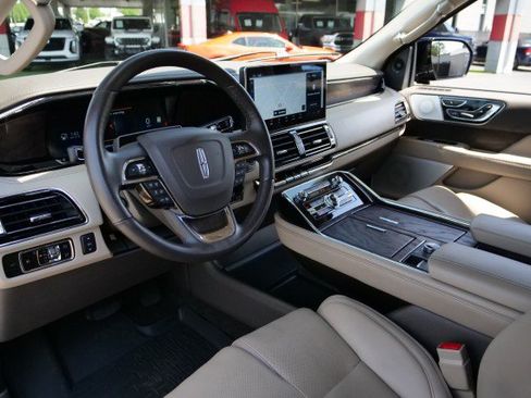 Used 2023 Lincoln Navigator Reserve AWD/4WD image 2
