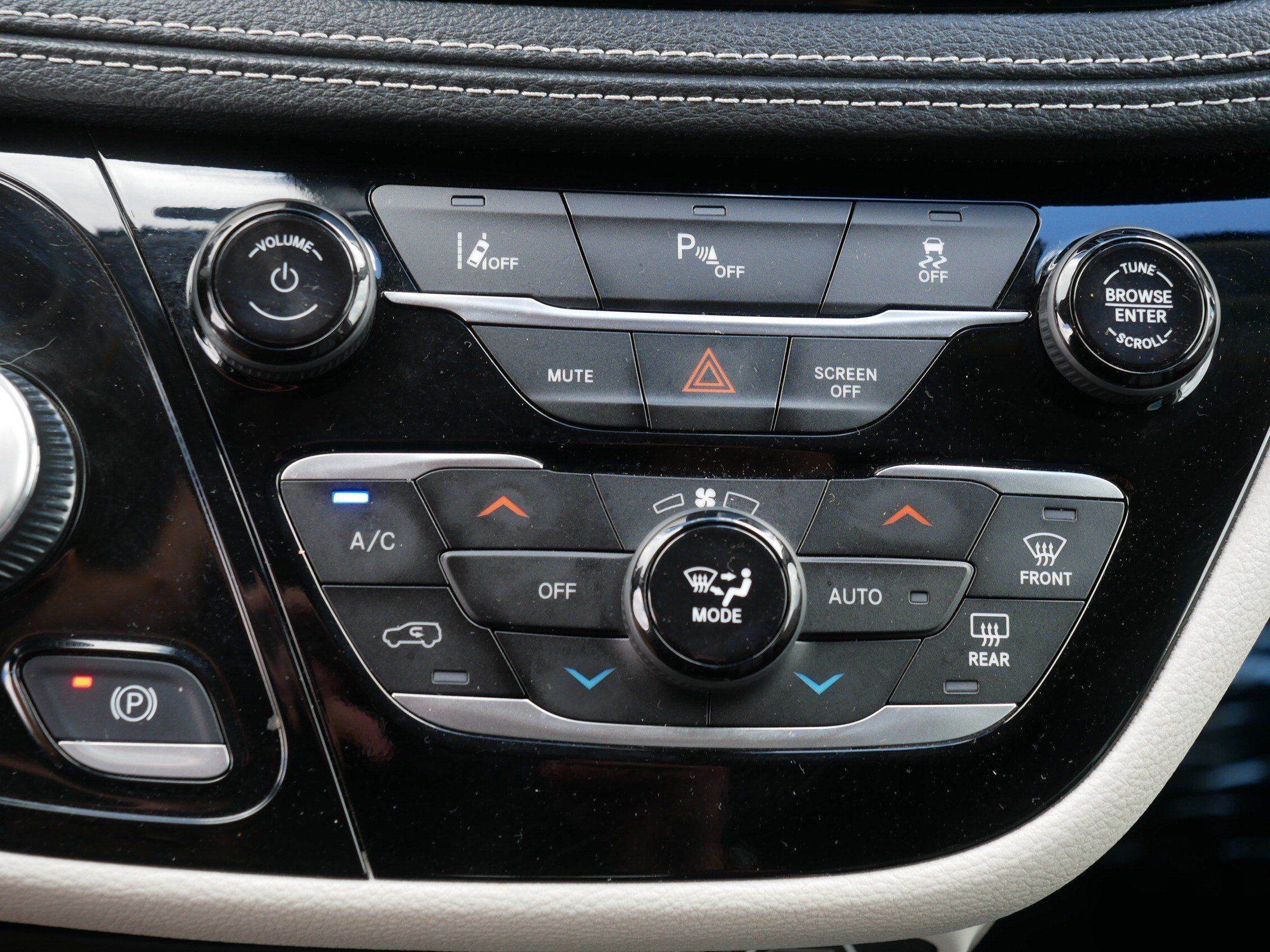 Used 2024 Chrysler Pacifica Limited FWD image 23