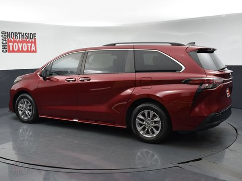 Used 2022 Toyota Sienna XLE FWD image 2