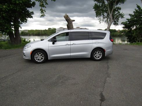 Used 2024 Chrysler Pacifica Touring-L FWD image 4