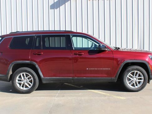 Used 2023 Jeep Grand Cherokee L Laredo image 3