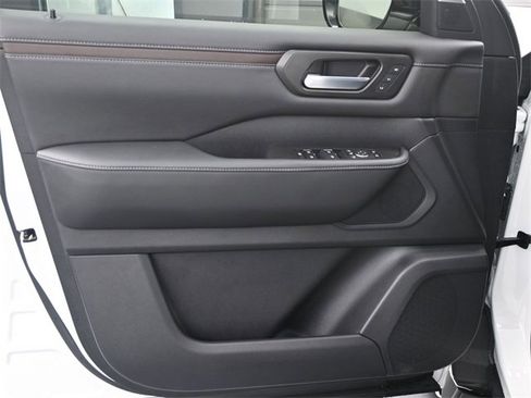 Used 2025 Nissan Armada SL w/ Captain's Chari Seat Package image 9