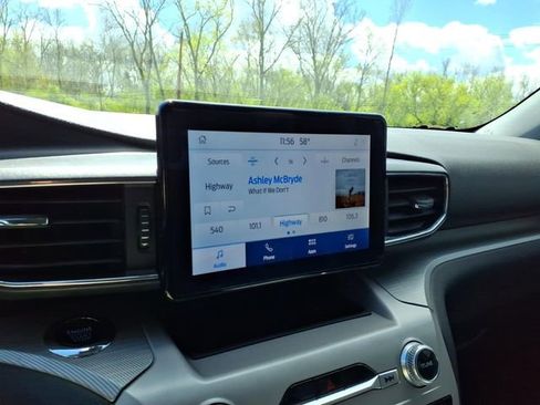 Used 2023 Ford Explorer XLT w/ Equipment Group 202A AWD/4WD image 19