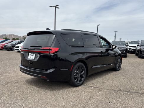 New 2026 Chrysler Pacifica Select FWD image 4