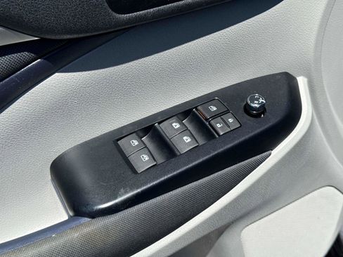 Used 2019 Toyota Highlander LE FWD image 19