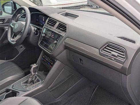 Used 2022 Volkswagen Tiguan SE w/ Panoramic Sunroof Package image 16