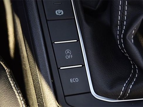 Certified 2025 Volkswagen Jetta SE image 18