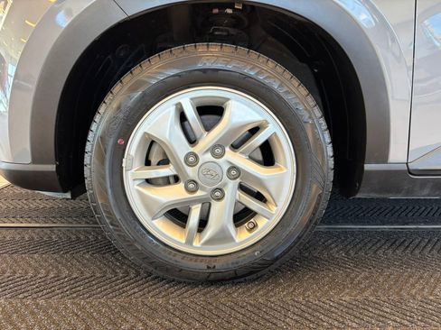 Used 2021 Hyundai Venue SE FWD image 11