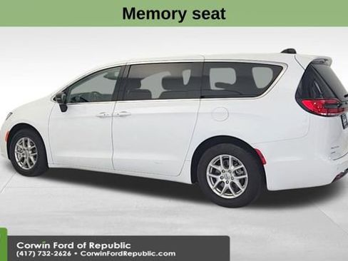 Used 2024 Chrysler Pacifica Touring-L FWD image 5