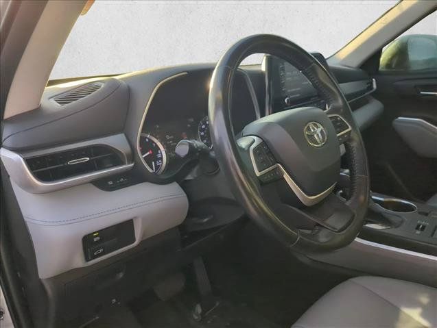 Used 2022 Toyota Highlander XLE AWD/4WD image 15