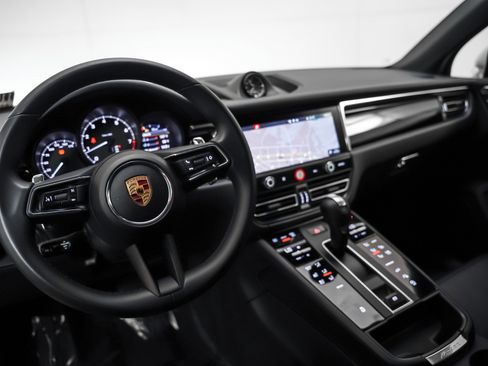 Used 2025 Porsche Macan image 4