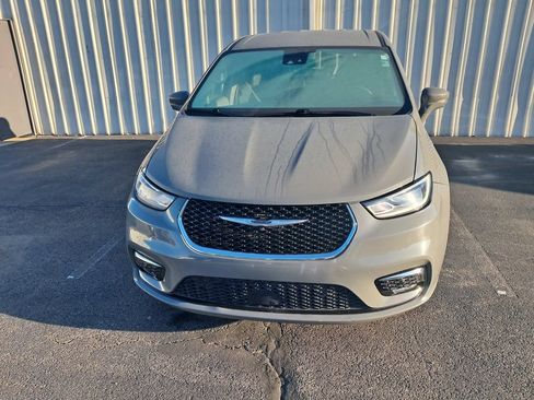 Used 2022 Chrysler Pacifica Touring-L w/ Uconnect Theater Family Group FWD image 5