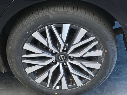 Used 2025 Nissan Altima 2.5 SV FWD image 12
