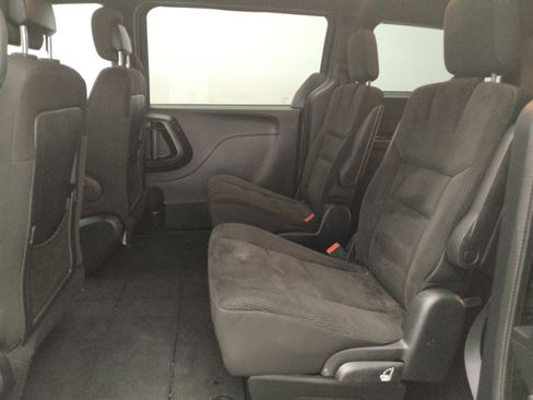 Used 2018 Dodge Grand Caravan SE image 18