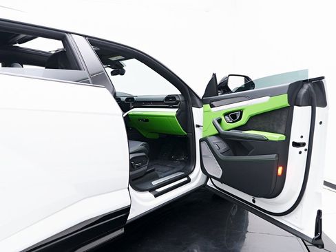 Used 2022 Lamborghini Urus image 31