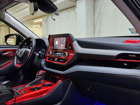 Used 2020 Toyota Highlander XLE image 24