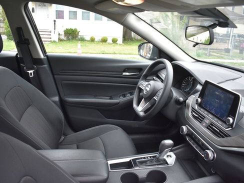 Used 2025 Nissan Altima 2.5 SV FWD image 21