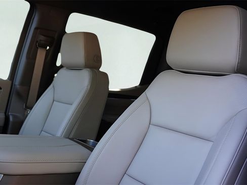 New 2026 GMC Sierra 1500 SLT image 11