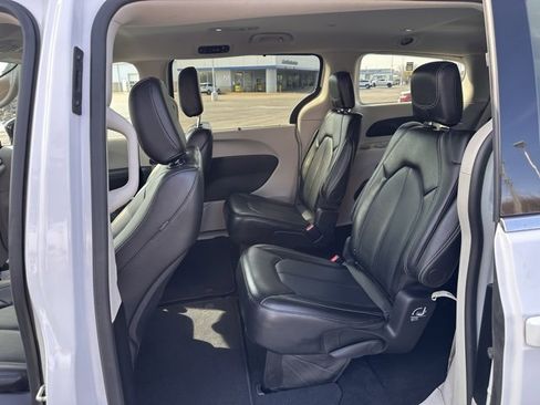 Used 2024 Chrysler Pacifica Touring-L image 11