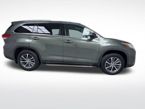 Used 2019 Toyota Highlander XLE AWD/4WD image 9