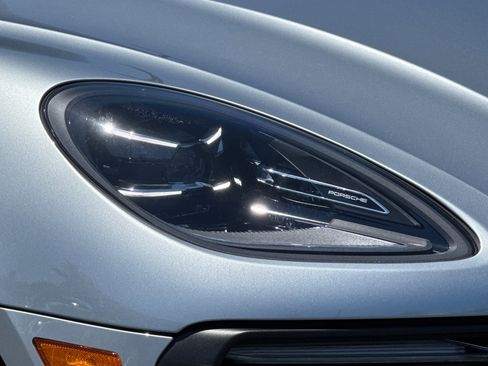 Used 2022 Porsche Macan AWD/4WD image 11