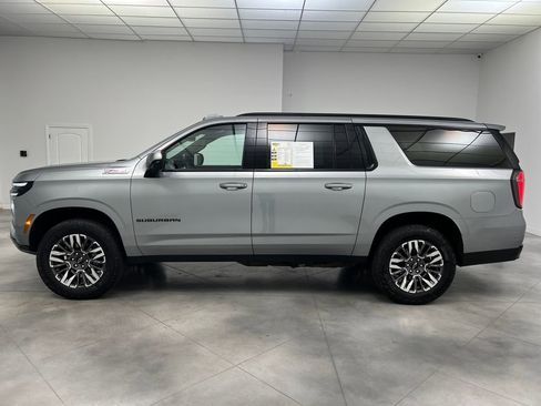Used 2025 Chevrolet Suburban Z71 image 4