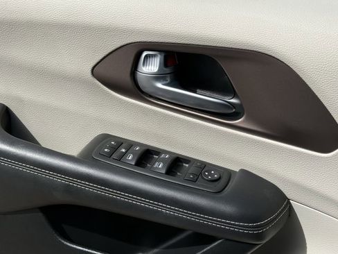 Used 2023 Chrysler Voyager LX image 23