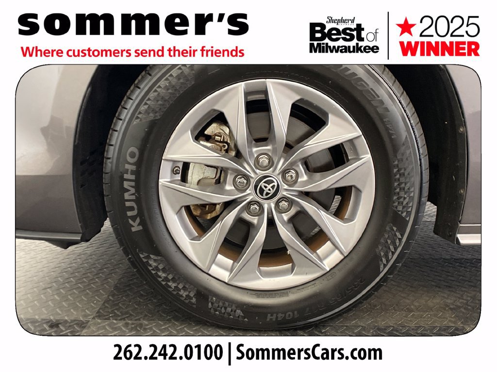 Used 2022 Toyota Sienna XLE FWD image 24