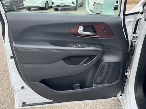 Used 2020 Chrysler Pacifica Touring-L image 39