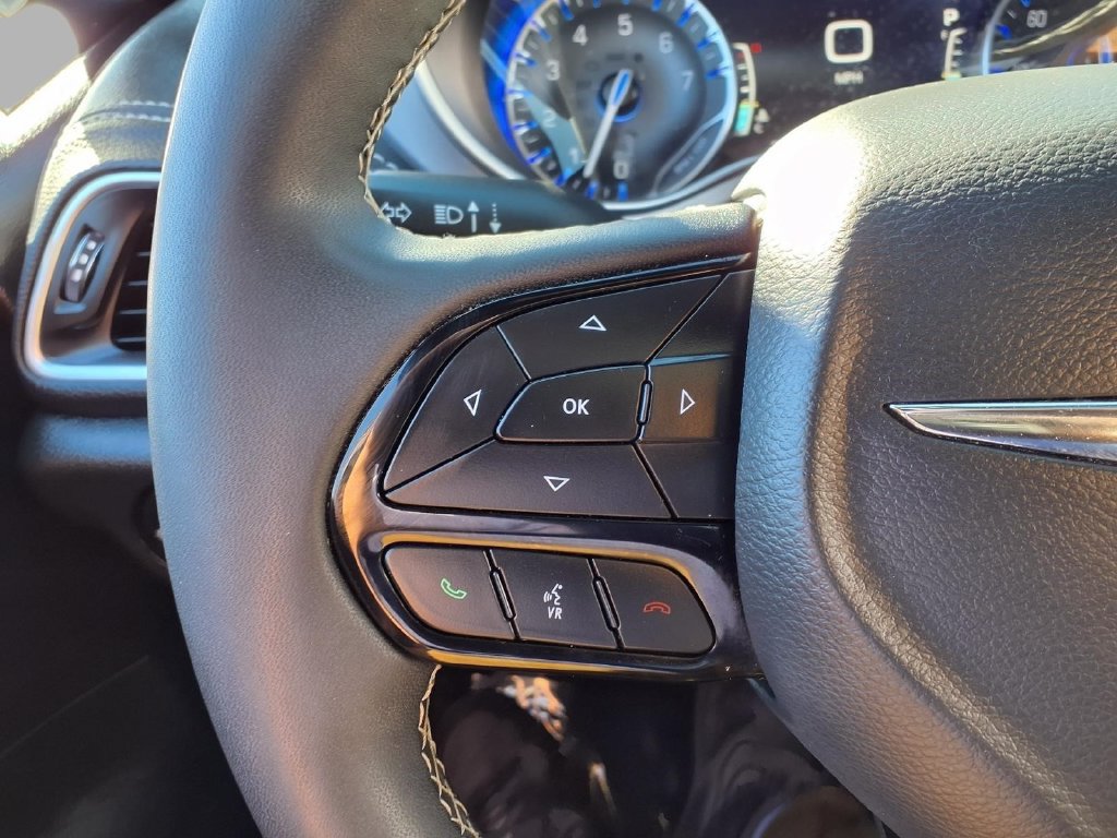 Used 2025 Chrysler Pacifica Limited FWD image 13