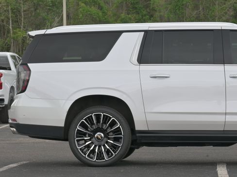 Used 2025 Chevrolet Suburban High Country AWD/4WD image 5