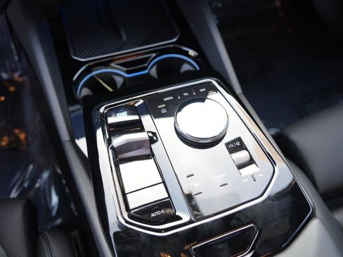 Used 2025 BMW i5 eDrive40i image 17