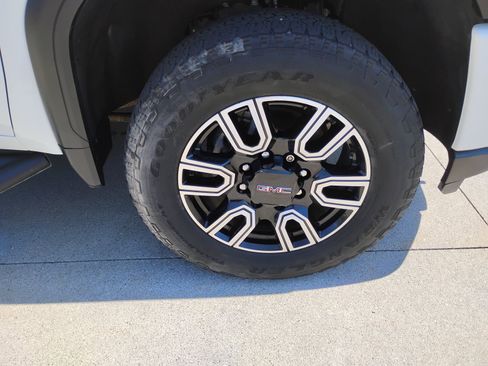 Used 2022 GMC Sierra 2500 AT4 w/ AT4 Preferred Package AWD/4WD image 35
