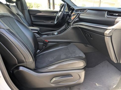 Used 2025 Jeep Grand Cherokee Altitude AWD/4WD image 26