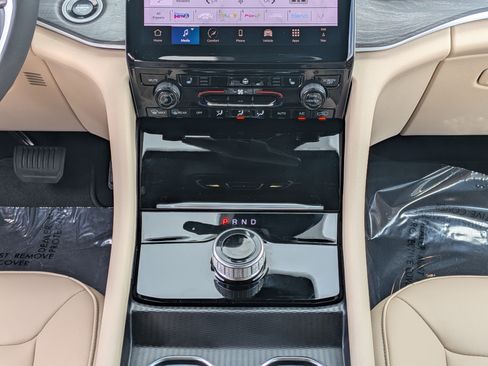 Used 2025 Jeep Grand Cherokee Limited image 22