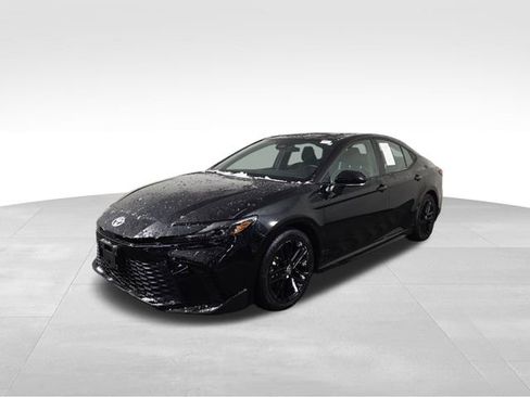 Used 2025 Toyota Camry SE image 2