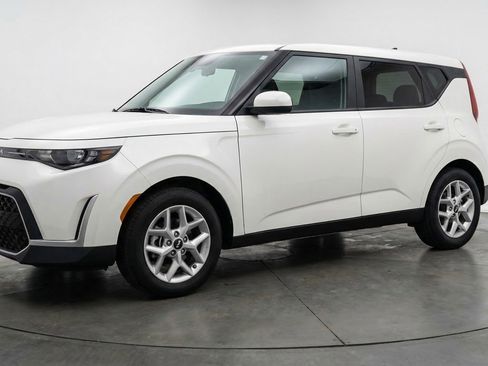 Used 2025 Kia Soul LX w/ LX Technology Package FWD image 3