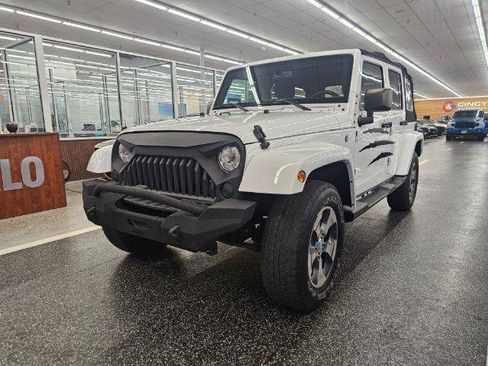 Used 2018 Jeep Wrangler Unlimited Sahara w/ Connectivity Group AWD/4WD image 2