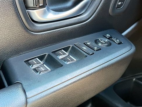 Used 2025 Honda Pilot TrailSport image 17