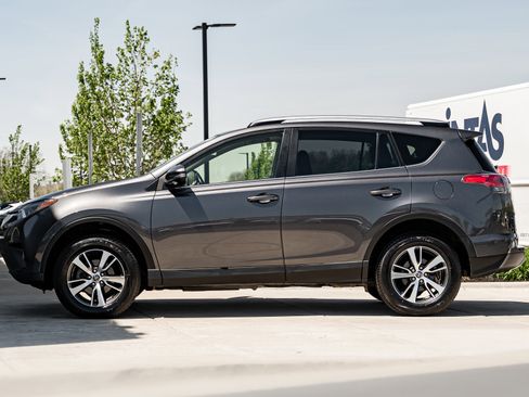Used 2018 Toyota RAV4 XLE AWD/4WD image 5