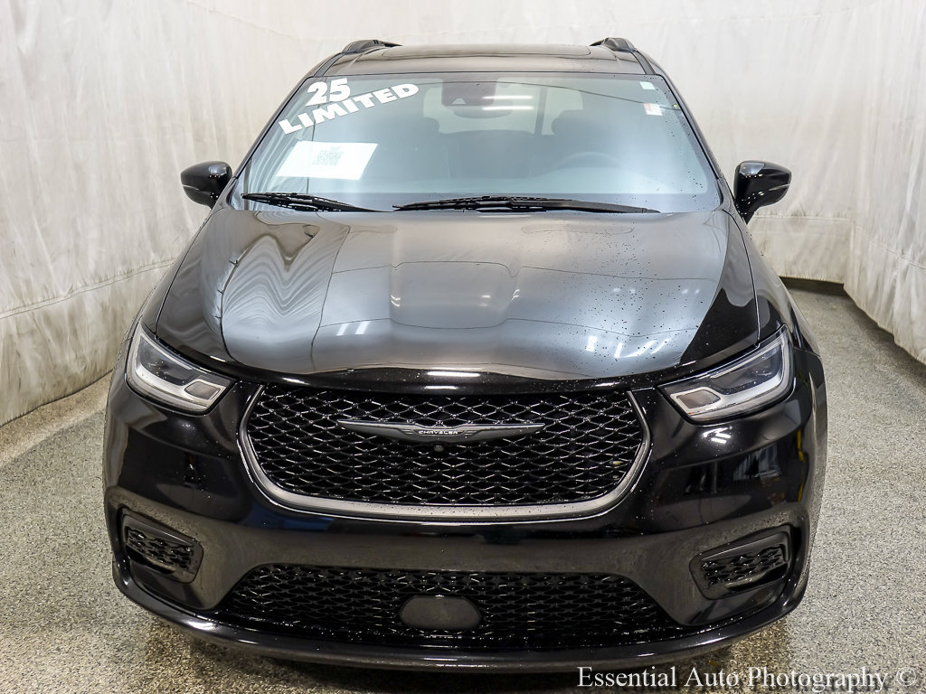 Used 2025 Chrysler Pacifica Limited FWD image 5
