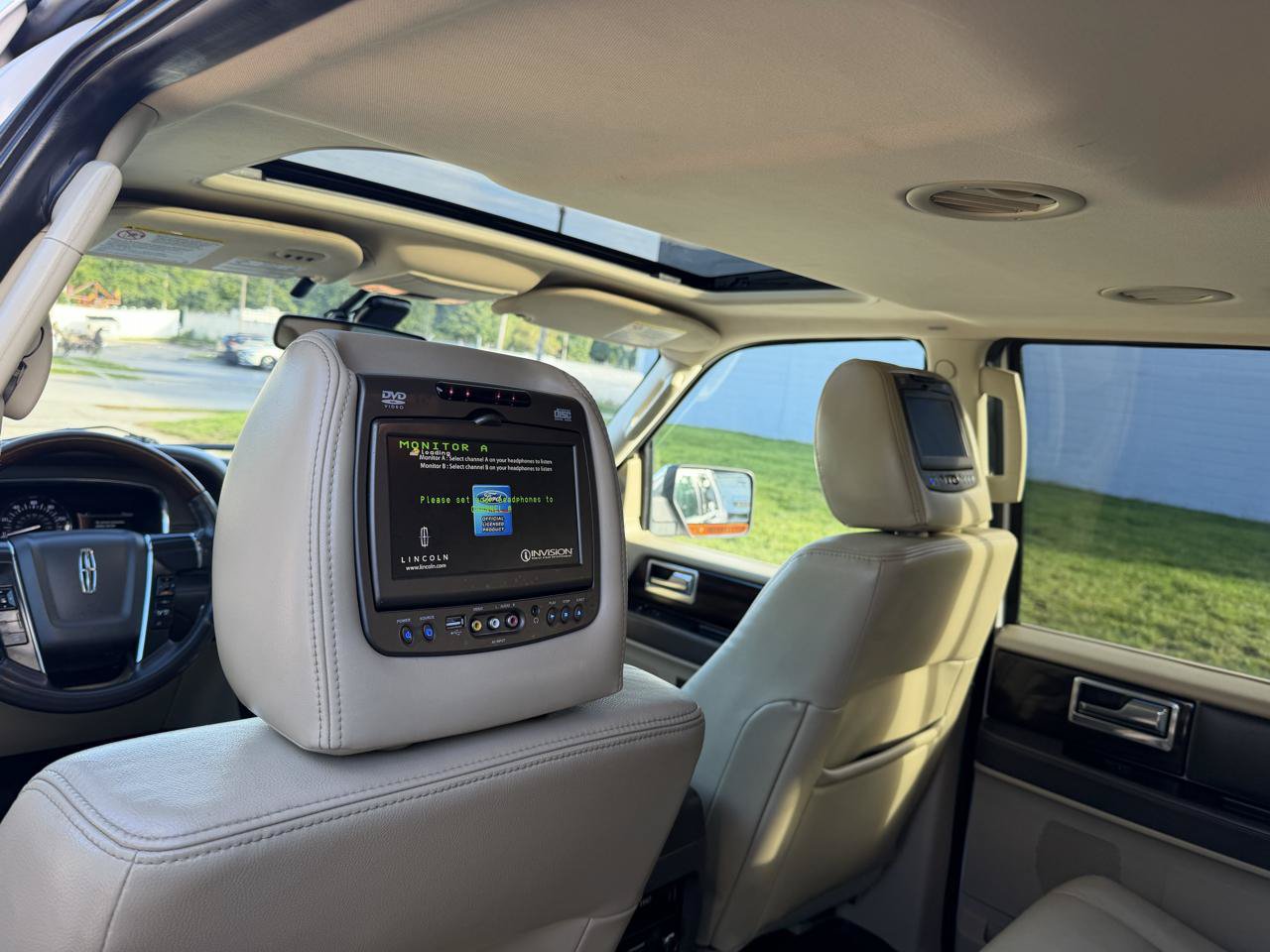 Used 2015 Lincoln Navigator 4WD w/ Equipment Group 101A Reserve image 11