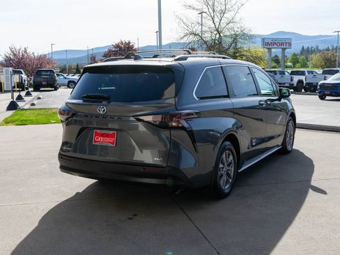 Used 2025 Toyota Sienna XLE w/ XLE Plus Package AWD/4WD image 7