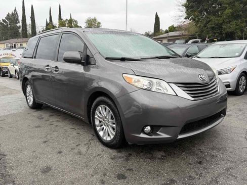 Used 2011 Toyota Sienna XLE image 1