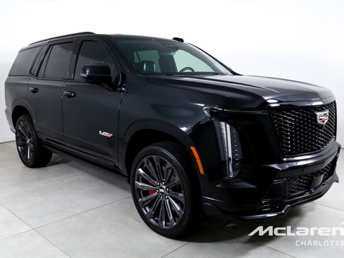 Used 2025 Cadillac Escalade V AWD/4WD image 3
