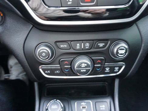 Used 2020 Jeep Cherokee Limited image 23