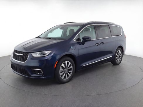 Used 2023 Chrysler Pacifica Touring-L image 3