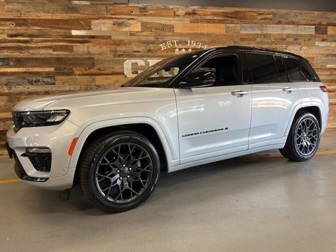 Used 2024 Jeep Grand Cherokee Summit w/ High Altitude Package image 17