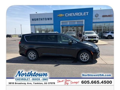 Used 2023 Chrysler Pacifica Touring-L image 7